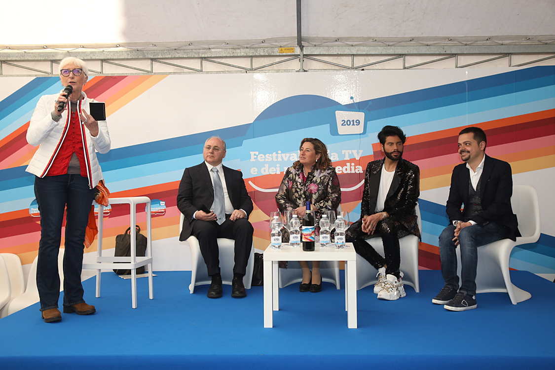 Festival della TV e dei Nuovi Media 2019_246.jpg - Real Time, la Tv delle meraviglie Un  racconto di storie e persone reali con contenuti attuali e uno stile innovativo in costante evoluzione,  ci porta con i suoi protagonisti nel mondo meraviglioso di due programmi divenuti ormai cult:  “Il Castello delle cerimonie” e “Il Salone delle Meraviglie”.Federico Lauri, Imma Polese, Gesualdo Vercio con Alessandra Comazzi.